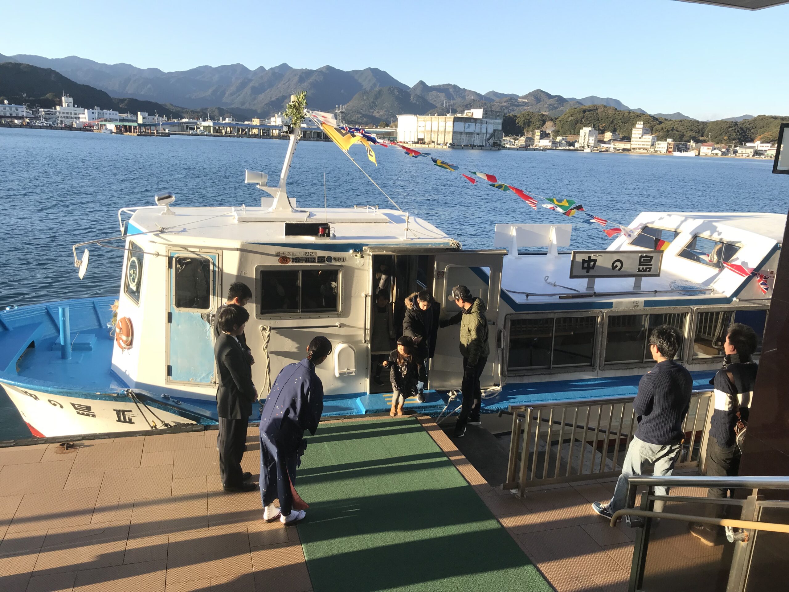 ホテル浦島へ接岸　出迎え