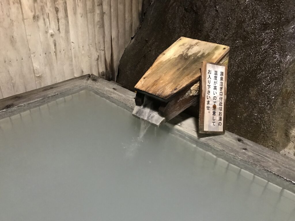 ホテル浦島　滝の湯　奥の浴槽2湯口